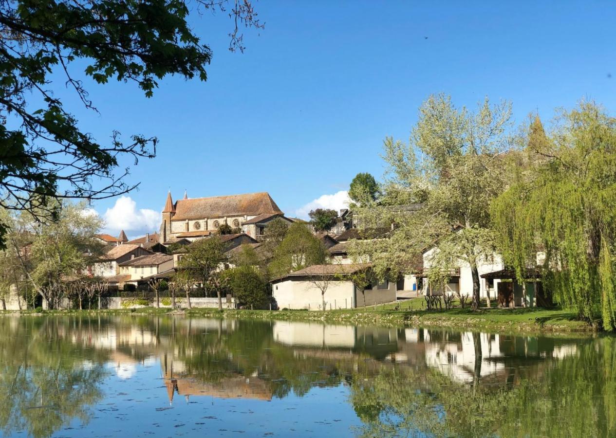 En Bord De Riviere Apartment Casseneuil Bagian luar foto